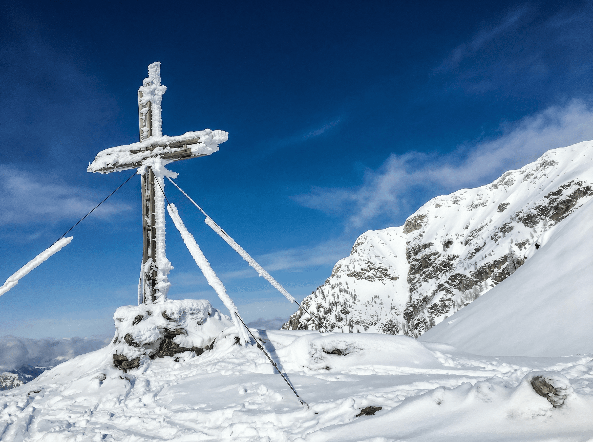 Höferalm mit Wiesenkreuz
